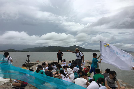 (2)班马老师在上川岛的花碗坪现场向孩子们介绍这个中西海上贸易的第一地点历史遗迹.jpg
