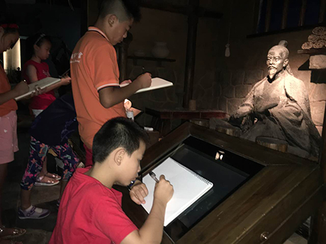 (1)孩子们在吴文化博物馆写生.jpg