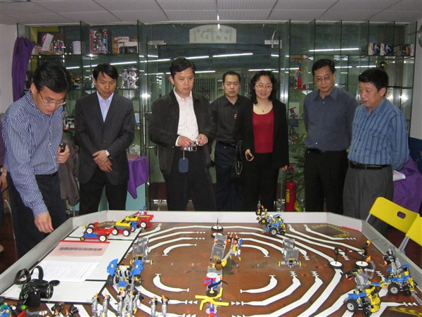 中国儿童中心、天津市少年宫领导一行参观机器人工作室