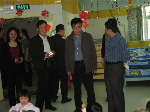 中国儿童中心、天津市少年宫领导一行来到艺术幼儿园看望小朋友们