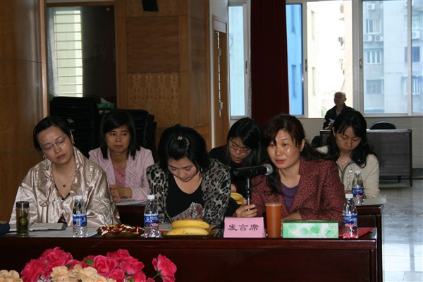 2009年度广州市妇联系统信息工作先进单位市儿童活动中心代表在会上交流经验